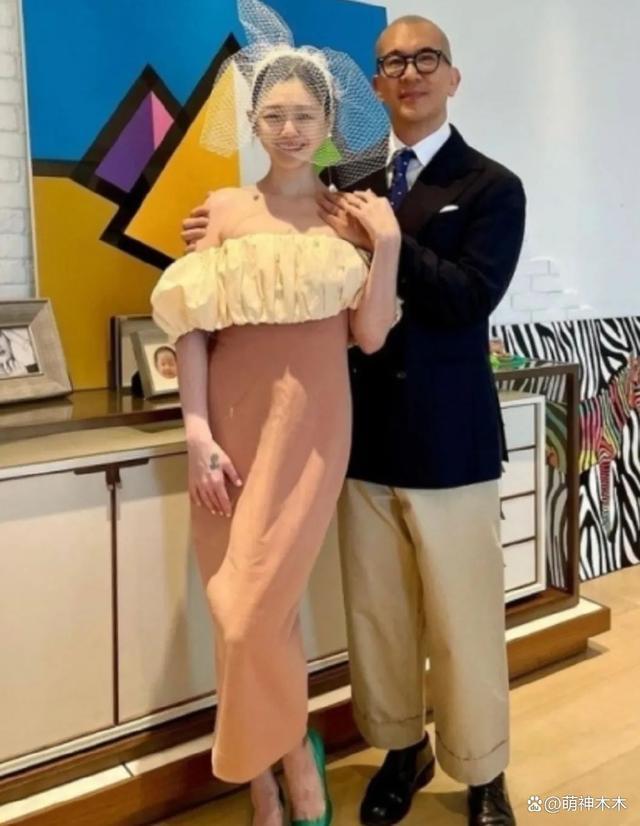 汪小菲公开新女友！两人携手返台跨年，动作亲密毫不避嫌