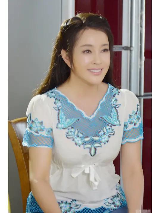 刘晓庆与四婚老公街头散步，82岁王晓玉贴心替太太掸雪