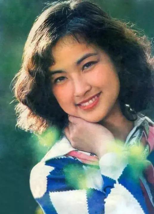 刘晓庆与四婚老公街头散步，82岁王晓玉贴心替太太掸雪