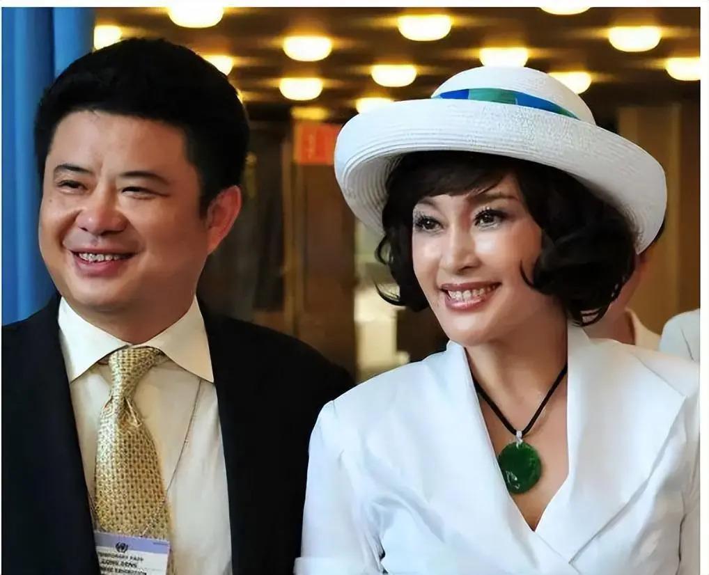 刘晓庆与四婚老公街头散步，82岁王晓玉贴心替太太掸雪