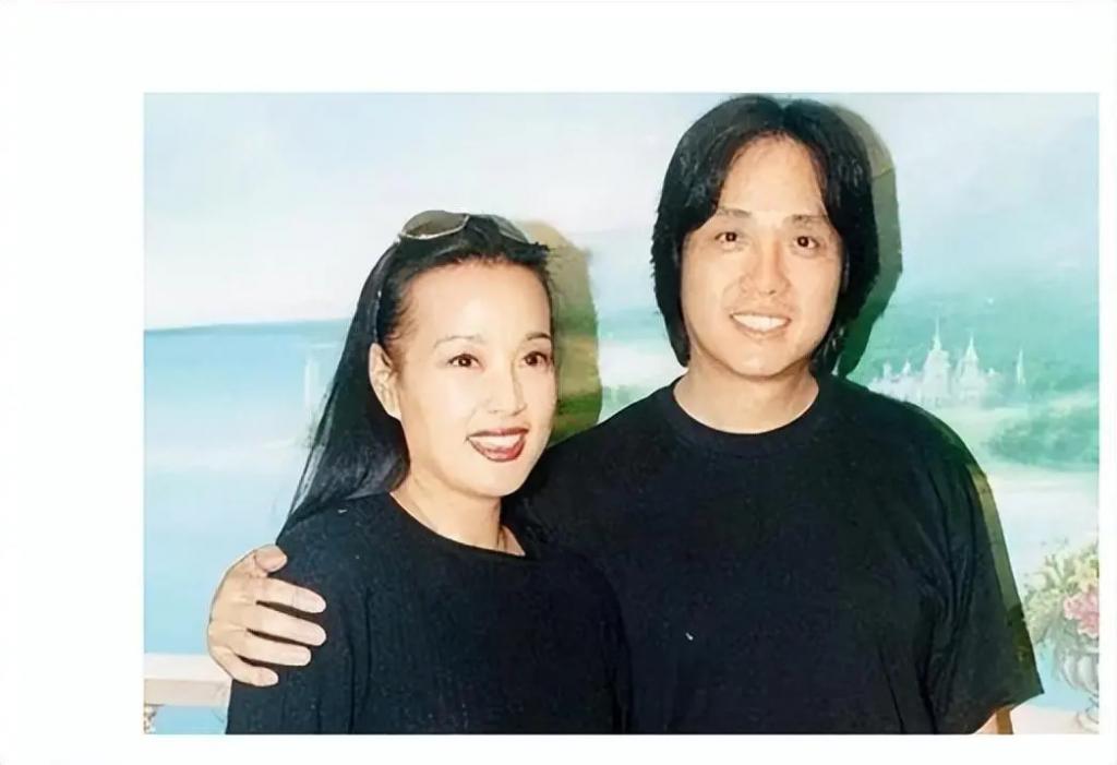 刘晓庆与四婚老公街头散步，82岁王晓玉贴心替太太掸雪