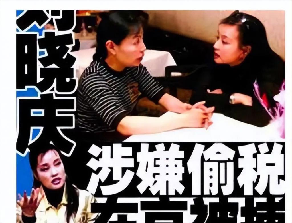 刘晓庆与四婚老公街头散步，82岁王晓玉贴心替太太掸雪