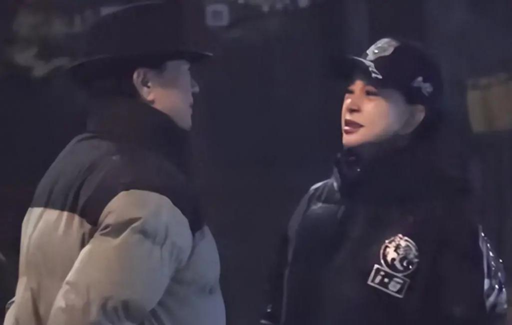 刘晓庆与四婚老公街头散步，82岁王晓玉贴心替太太掸雪