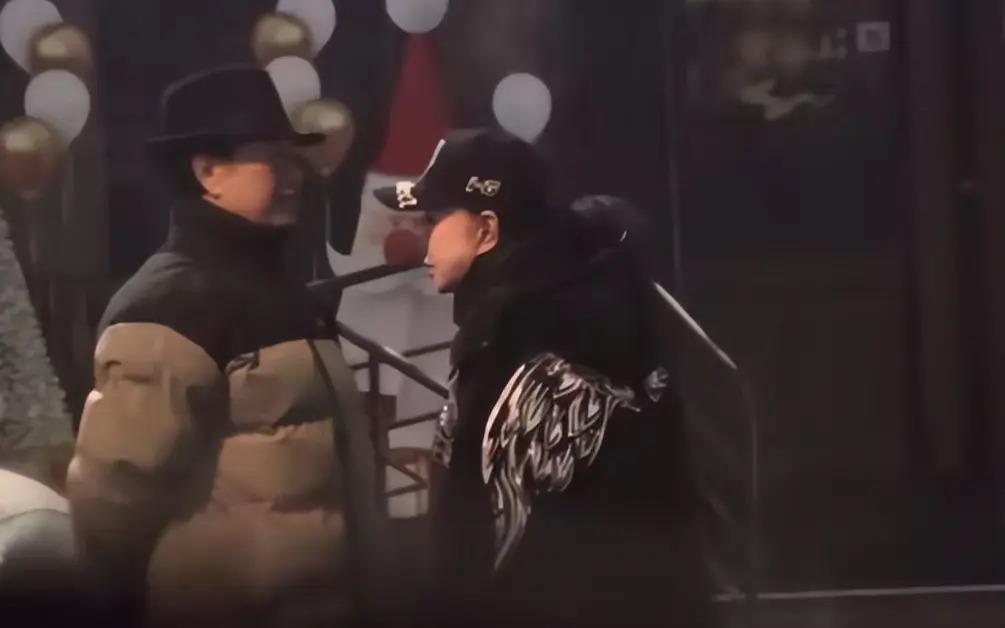 刘晓庆与四婚老公街头散步，82岁王晓玉贴心替太太掸雪
