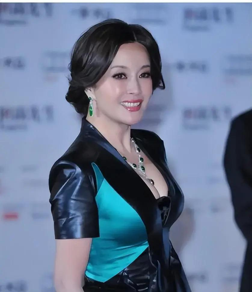刘晓庆与四婚老公街头散步，82岁王晓玉贴心替太太掸雪