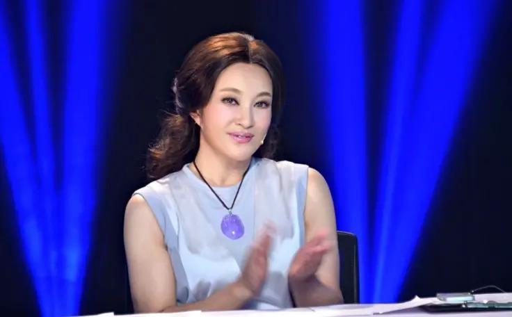 刘晓庆与四婚老公街头散步，82岁王晓玉贴心替太太掸雪