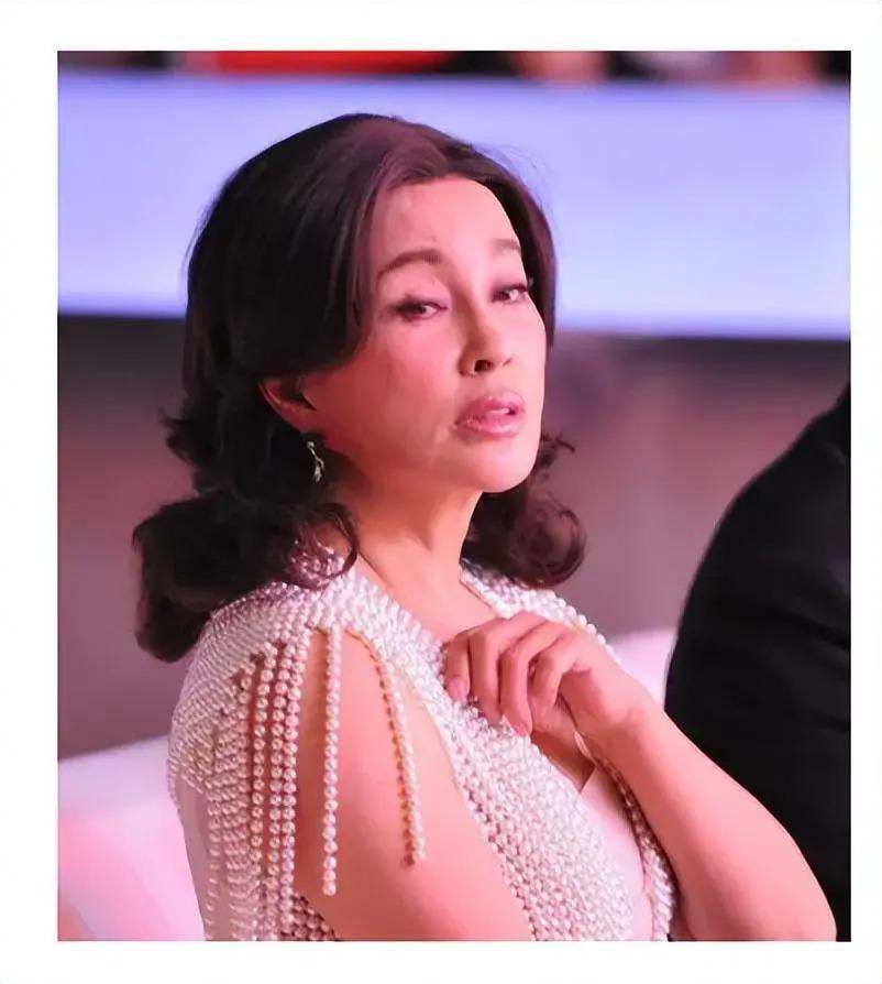 刘晓庆与四婚老公街头散步，82岁王晓玉贴心替太太掸雪