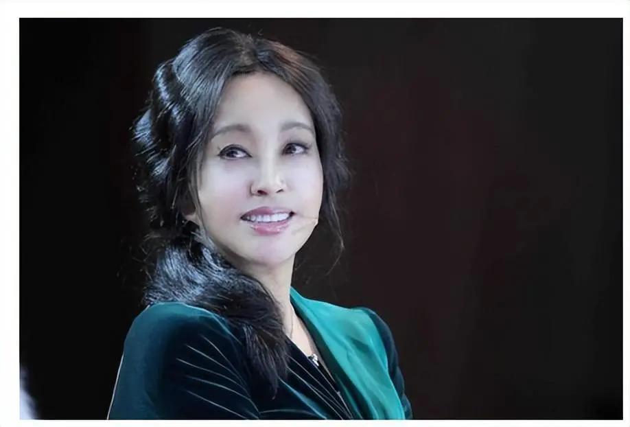 刘晓庆与四婚老公街头散步，82岁王晓玉贴心替太太掸雪