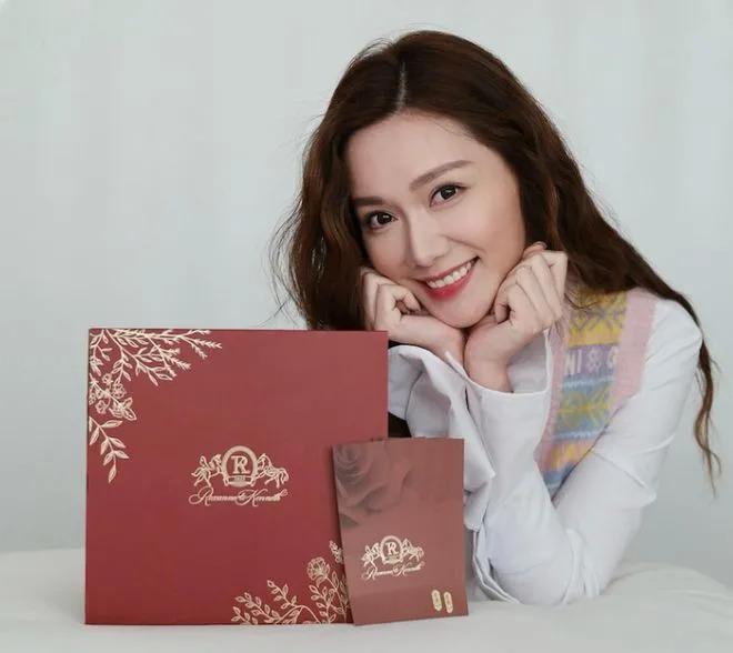 马国明汤洛雯返TVB派喜饼！吕慧仪晒合照：恭喜马生马太