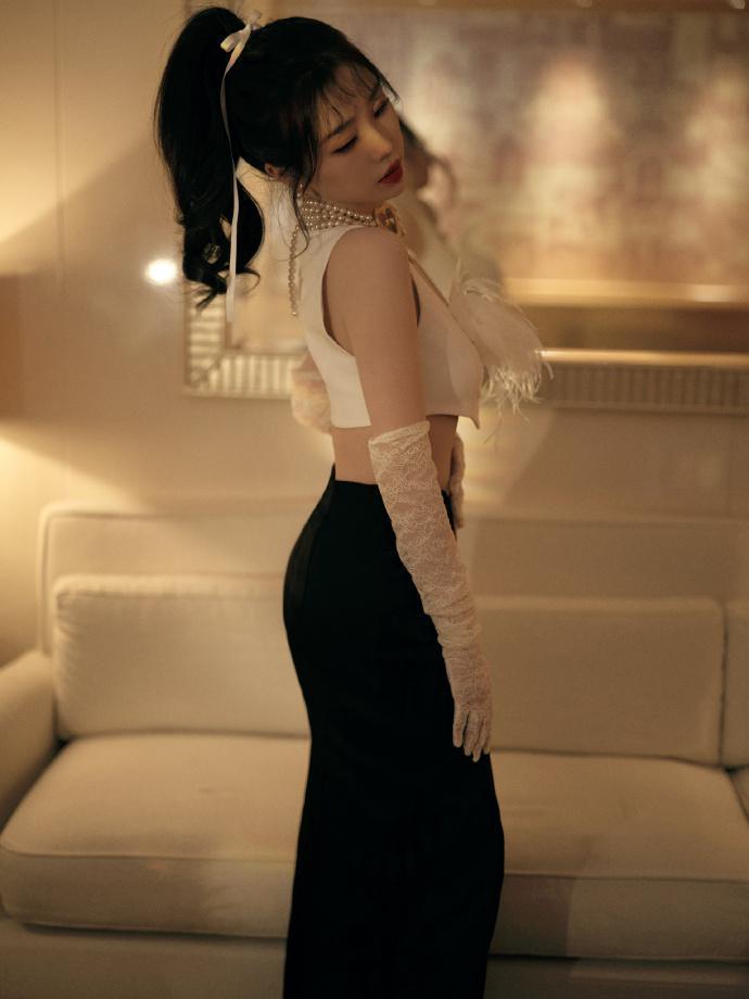 虞书欣全新写真释出 穿白背心俏丽可人