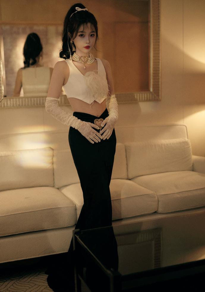 虞书欣全新写真释出 穿白背心俏丽可人