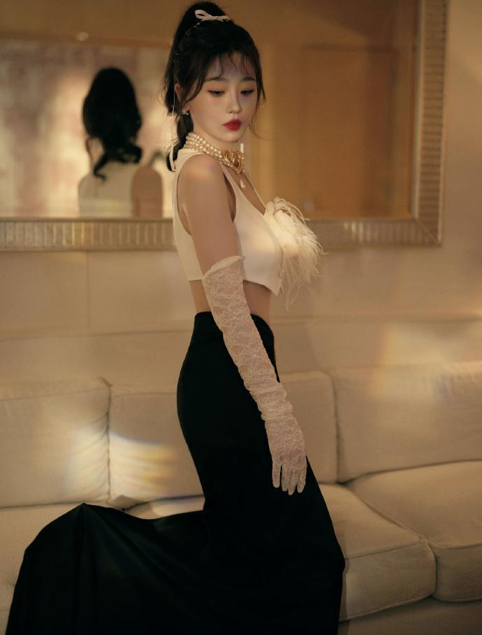 虞书欣全新写真释出 穿白背心俏丽可人