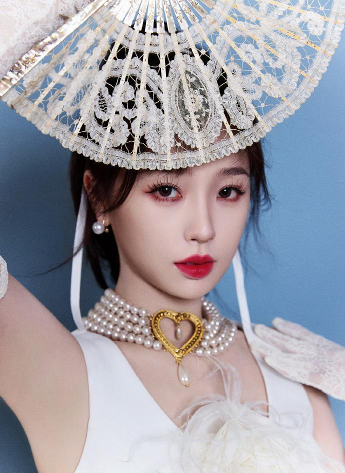 虞书欣全新写真释出 穿白背心俏丽可人