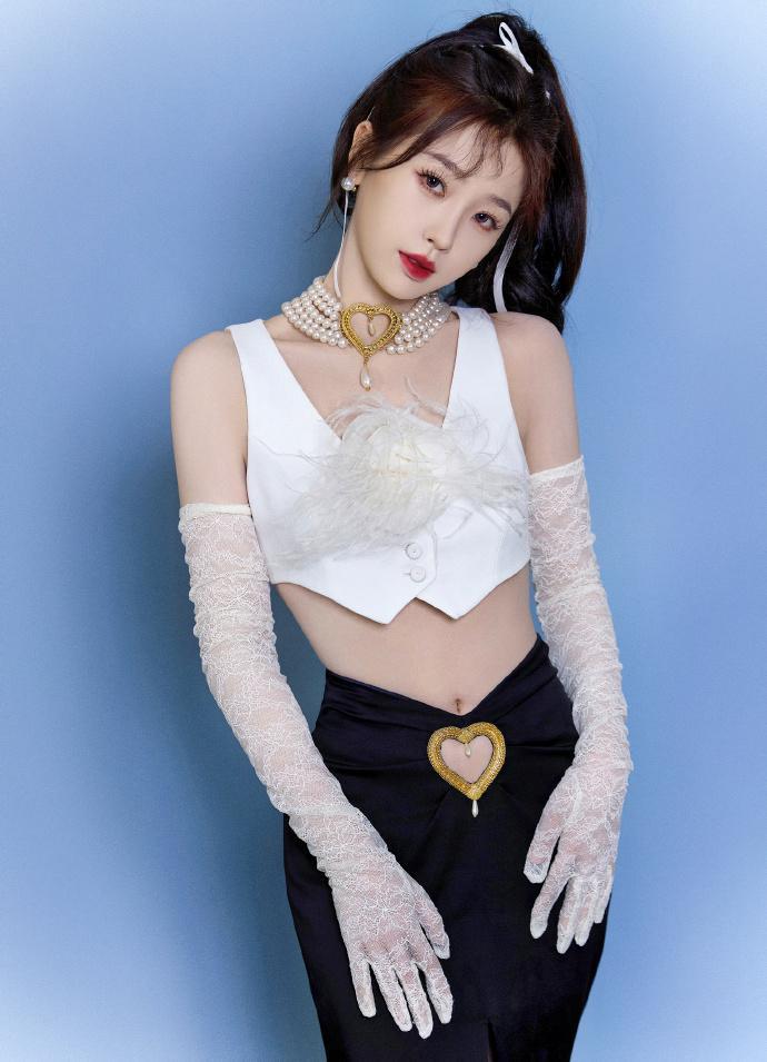 虞书欣全新写真释出 穿白背心俏丽可人