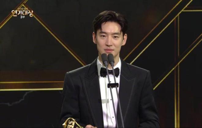 SBS演技大赏落幕 现场变成李善均追思会