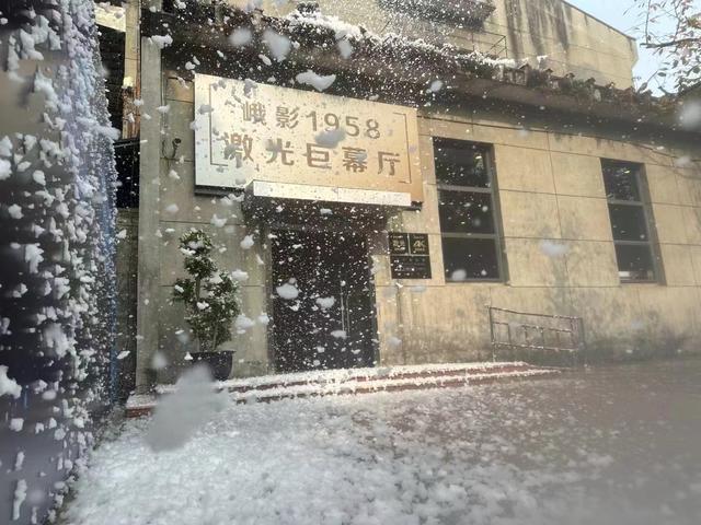 《一闪一闪亮星星》的“下雪场”引热议，有影院选择在影厅外“下雪”