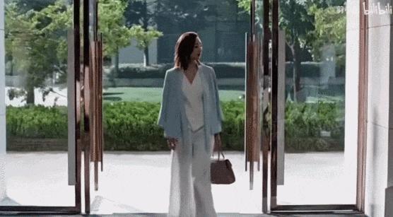 靠胸和臀上位，她把野心写在脸上，狠狠打脸内娱！