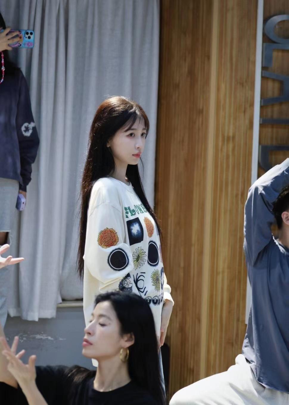 95花赵露思虞书欣跨年舞台彩排图路透