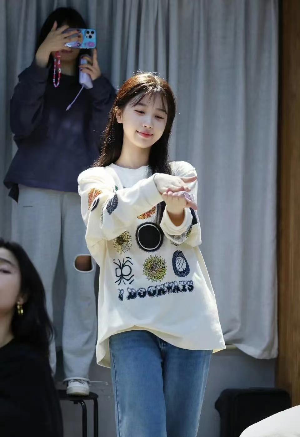 95花赵露思虞书欣跨年舞台彩排图路透