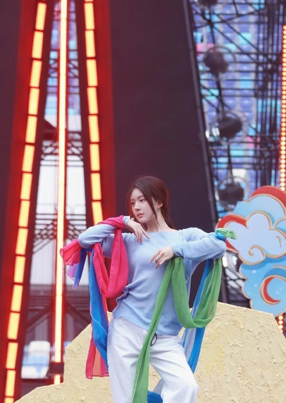 95花赵露思虞书欣跨年舞台彩排图路透