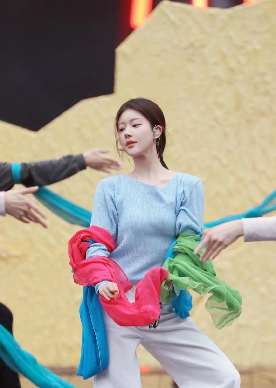 95花赵露思虞书欣跨年舞台彩排图路透