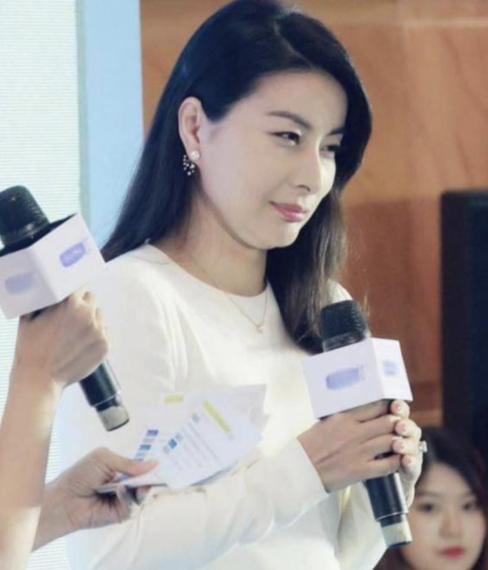 郭晶晶拍杂志大片太惊艳,真实又松弛,称不会给孩子压力