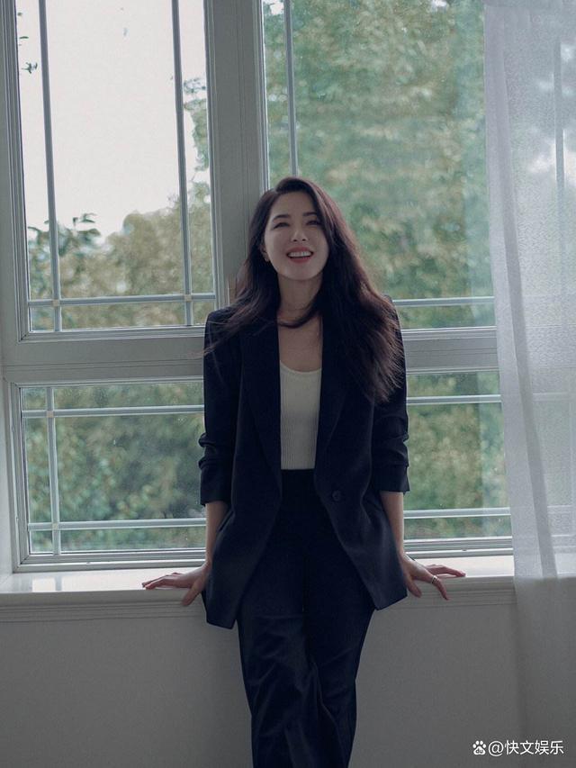 曾黎主持央视跨年晚会