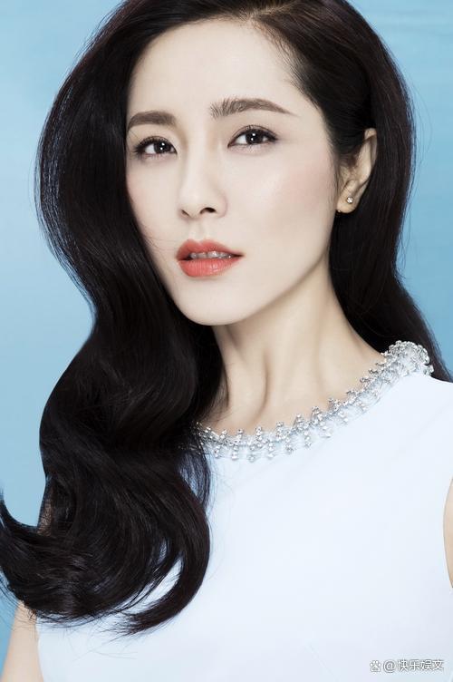 曾黎主持央视跨年晚会