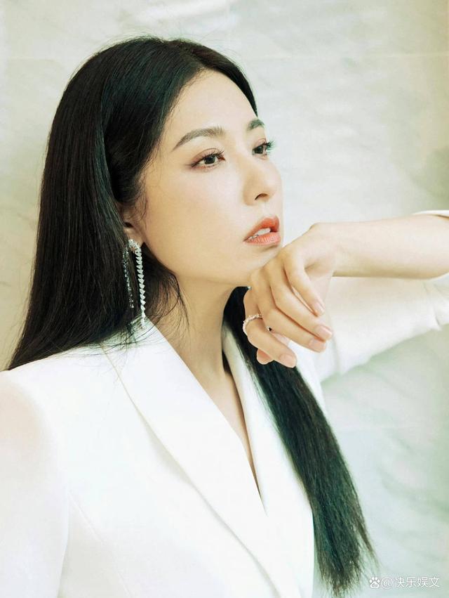 曾黎主持央视跨年晚会