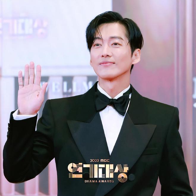 韩剧《恋人》创下新纪录，斩获9项大奖