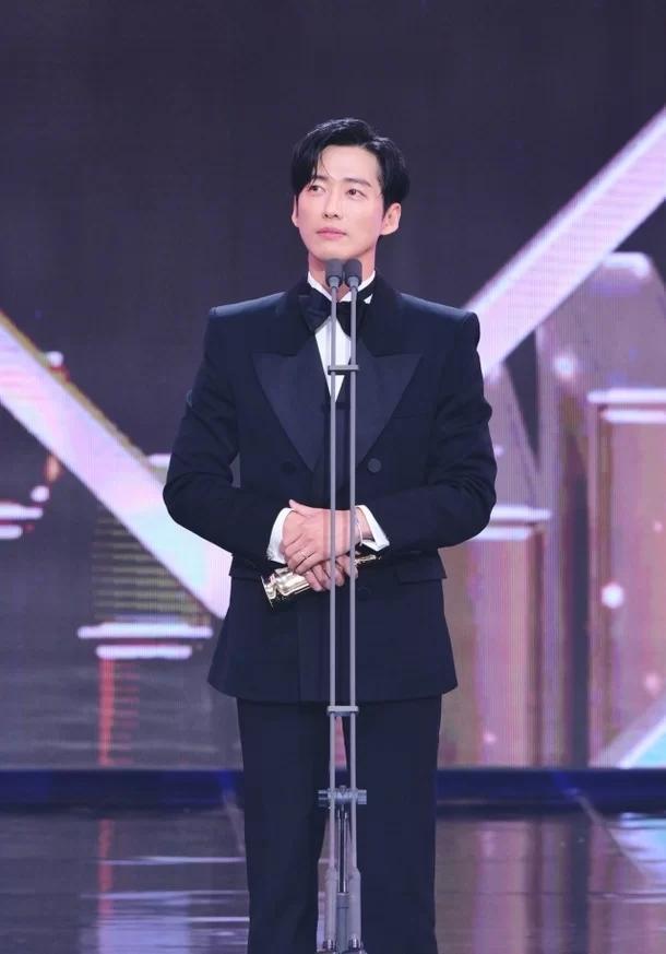 韩剧《恋人》创下新纪录，斩获9项大奖