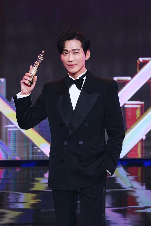 韩剧《恋人》创下新纪录，斩获9项大奖