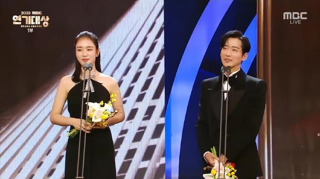 韩剧《恋人》创下新纪录，斩获9项大奖