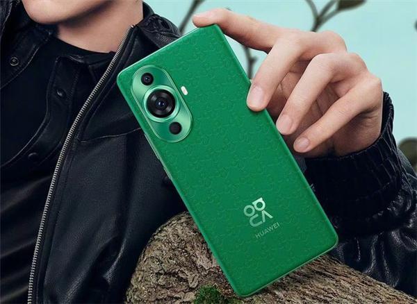 网红代步神器卖爆！交警提醒骑电动行李箱上路违法且不安全