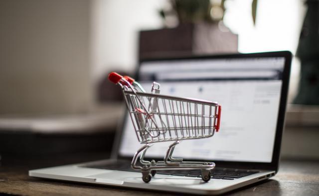 “狐狸”阿里，“刺猬”拼多多