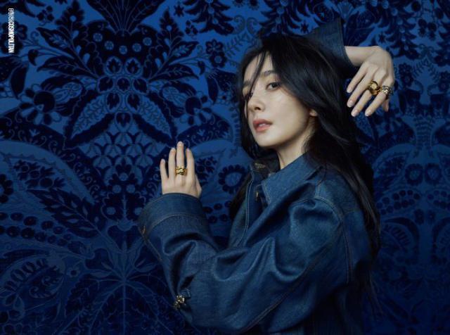 杨幂穿刺绣上衣帅气迷人 白色长裙宛若古堡女神