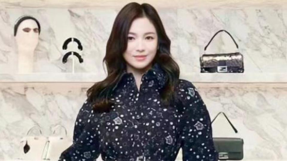 宋慧乔穿印花短裙配黑丝秀长腿 近距离怼脸拍好美