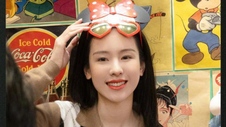 陈都灵晒生活随拍 戴可爱墨镜比耶卖萌