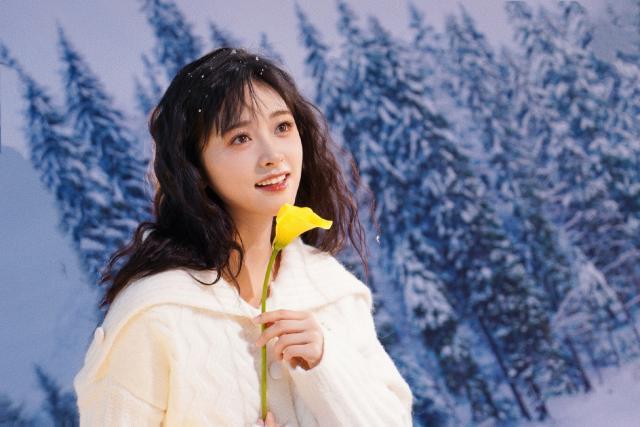 沈月穿白毛衣恬静美好 笑容甜美治愈