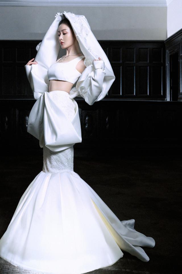 张天爱穿白礼服露蛮腰 造型别致吸睛