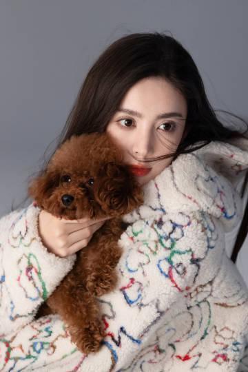 娜扎拍杂志花絮曝光 与狗狗贴脸合影