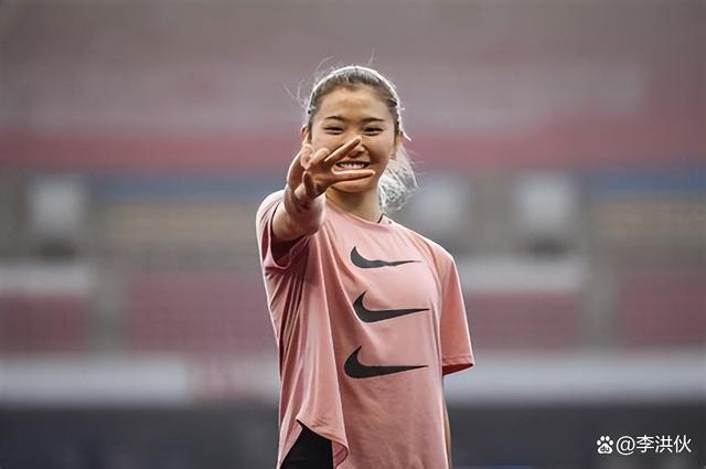 吴艳妮公开回应整容：割了双眼皮，本职是运动员而非网红