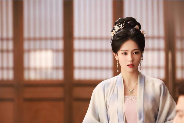 从网红到明星，这一次，白鹿彻底暴露了“野心”