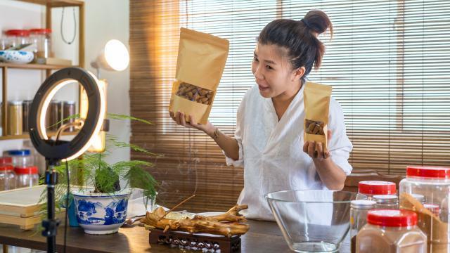 直播方式之辩：叫卖式PK内容型，谁更容易拿效果？