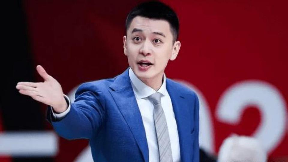 杨鸣新欢身份被曝，45岁离异带娃，网友：虽比杨鸣大7岁，但确实漂亮