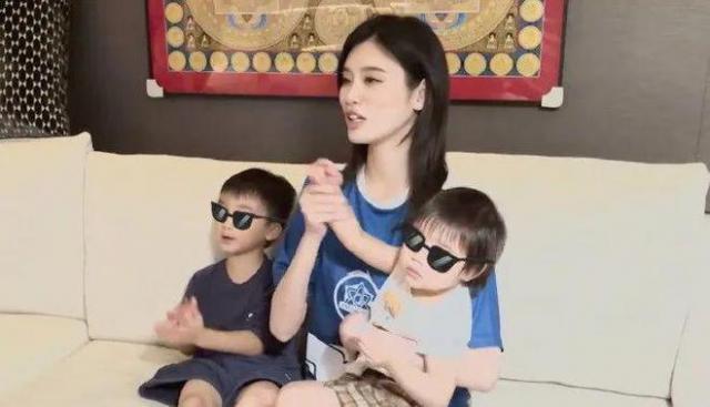 看了奚梦瑶女儿的正脸，才知道四太梁安琪的基因有多强大