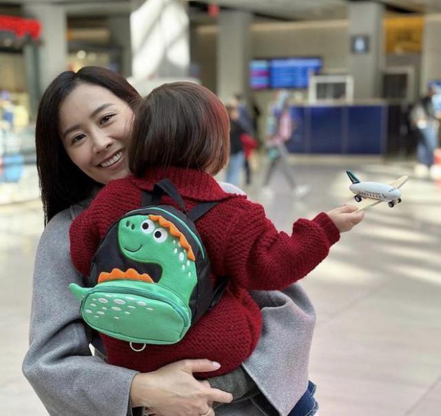 41岁陈法拉近状曝光，与老公品红酒共度感恩节，素颜露面超接地气