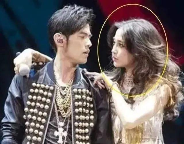 杨颖15岁在日本的照片被翻出，满身风尘味，网友惊呼：难怪能驾驭疯马秀