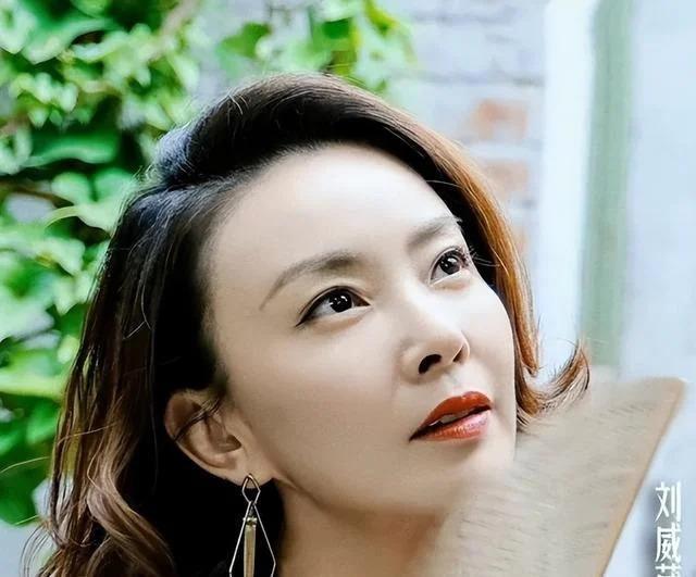 她曾是央视主持，因性格和张嘉译离婚，二婚嫁富豪