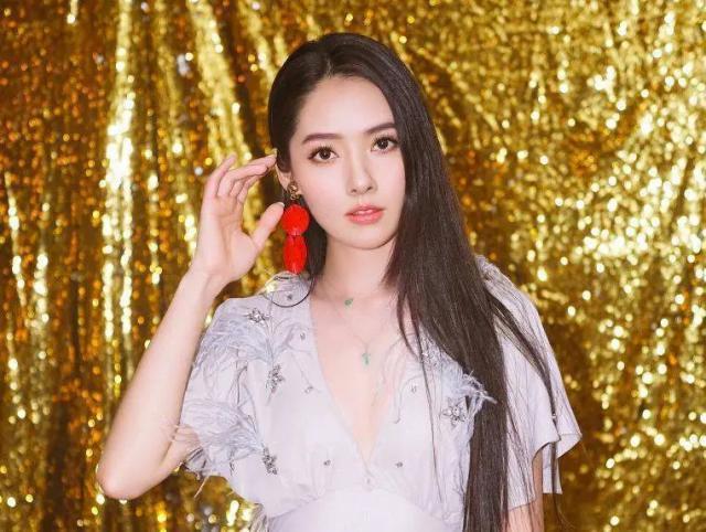 向佐在机场搂着郭碧婷，女儿正脸曝光像混血娃